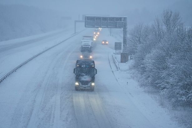 英国的机场在零下11摄氏度的严寒中关闭,大雪引发了交通混乱