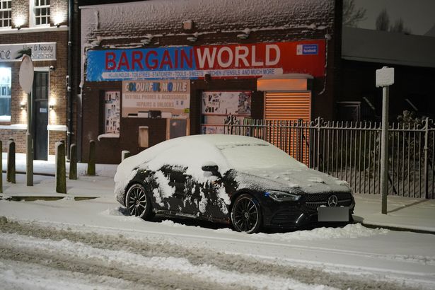 英国的机场在零下11摄氏度的严寒中关闭,大雪引发了交通混乱