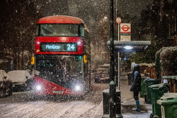 英国的机场在零下11摄氏度的严寒中关闭,大雪引发了交通混乱