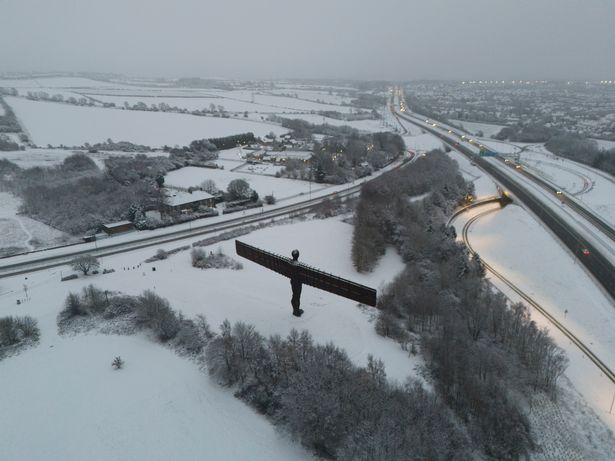 英国的机场在零下11摄氏度的严寒中关闭,大雪引发了交通混乱