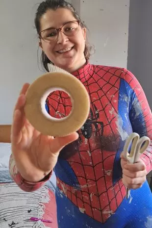 “牛仔承包商在安装炉子时在我的床上烧了一个洞”