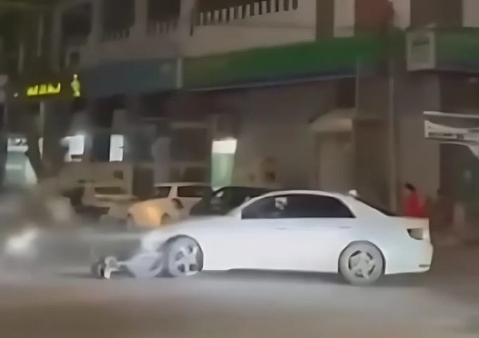 观察：鲁莽的司机在塔里克路上撞了两个骑自行车的人