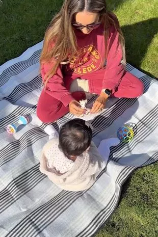 在一张罕见的照片中,艾米丽和彼得·安德烈的女儿与她的父亲惊人地相似