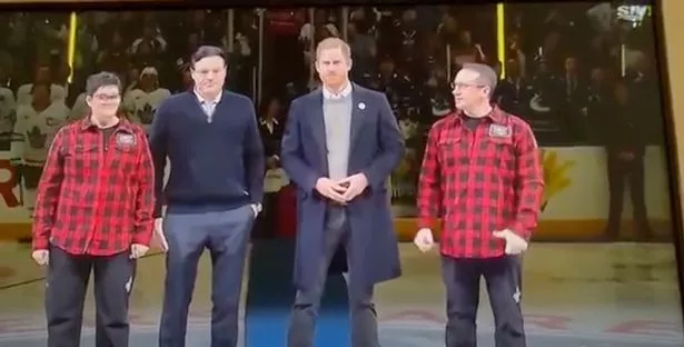 哈里王子和梅根突然来访观看NHL冰球比赛