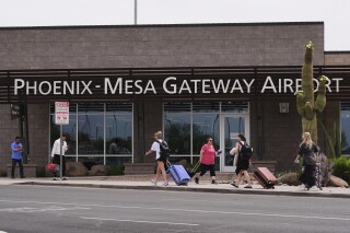 随着亚利桑那州开始运营，廉价航空公司开始为ICE提供驱逐航班