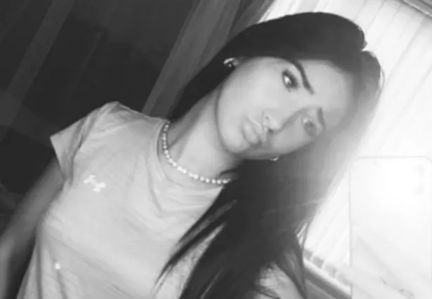 斯嘉丽·维克斯的父亲在厨房玩耍时谋杀了14岁的女儿