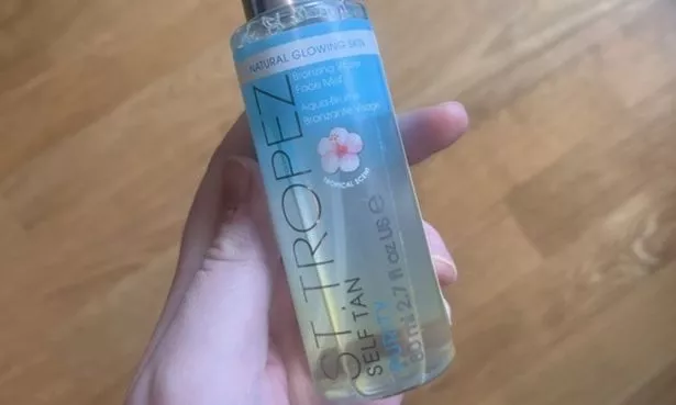 “圣特罗佩（St Tropez）的面部喷雾是唯一一款不会让我长痘的假美黑产品，而且它的价格接近五折。”
