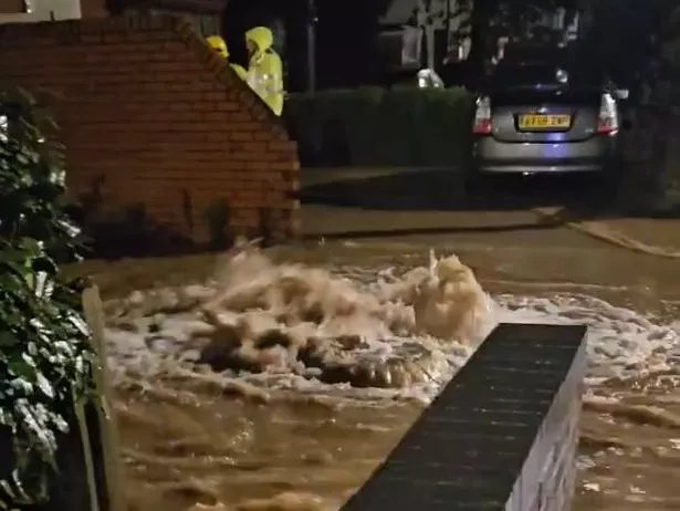 英格兰中部地区被洪水淹没,足球场被淹,下水道涌出