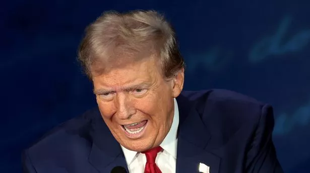 唐纳德·特朗普继续疯狂咆哮，对卡玛拉·哈里斯发表疯狂言论，然后抨击泰勒·斯威夫特