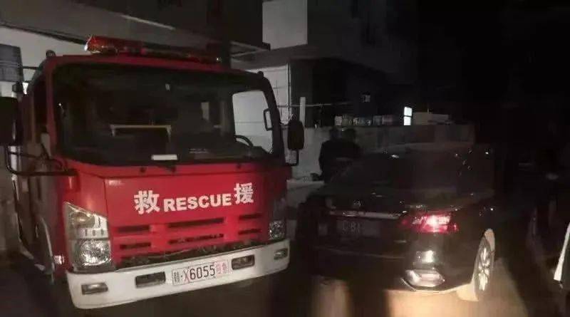 M25关闭：一辆卡车撞进中央保留区，阻塞了高速公路，导致交通混乱