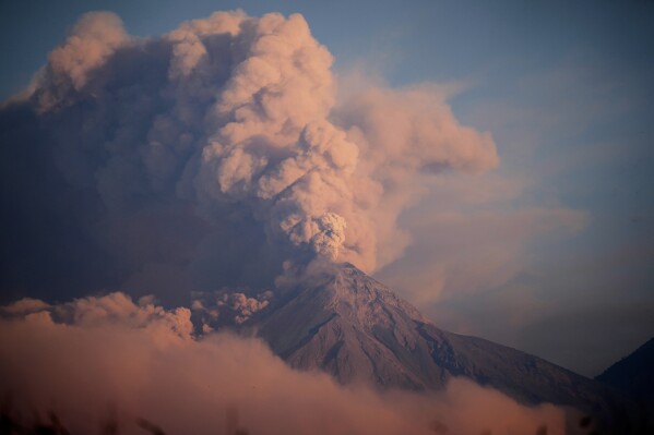 危地马拉的火山爆发，迫使人们撤离