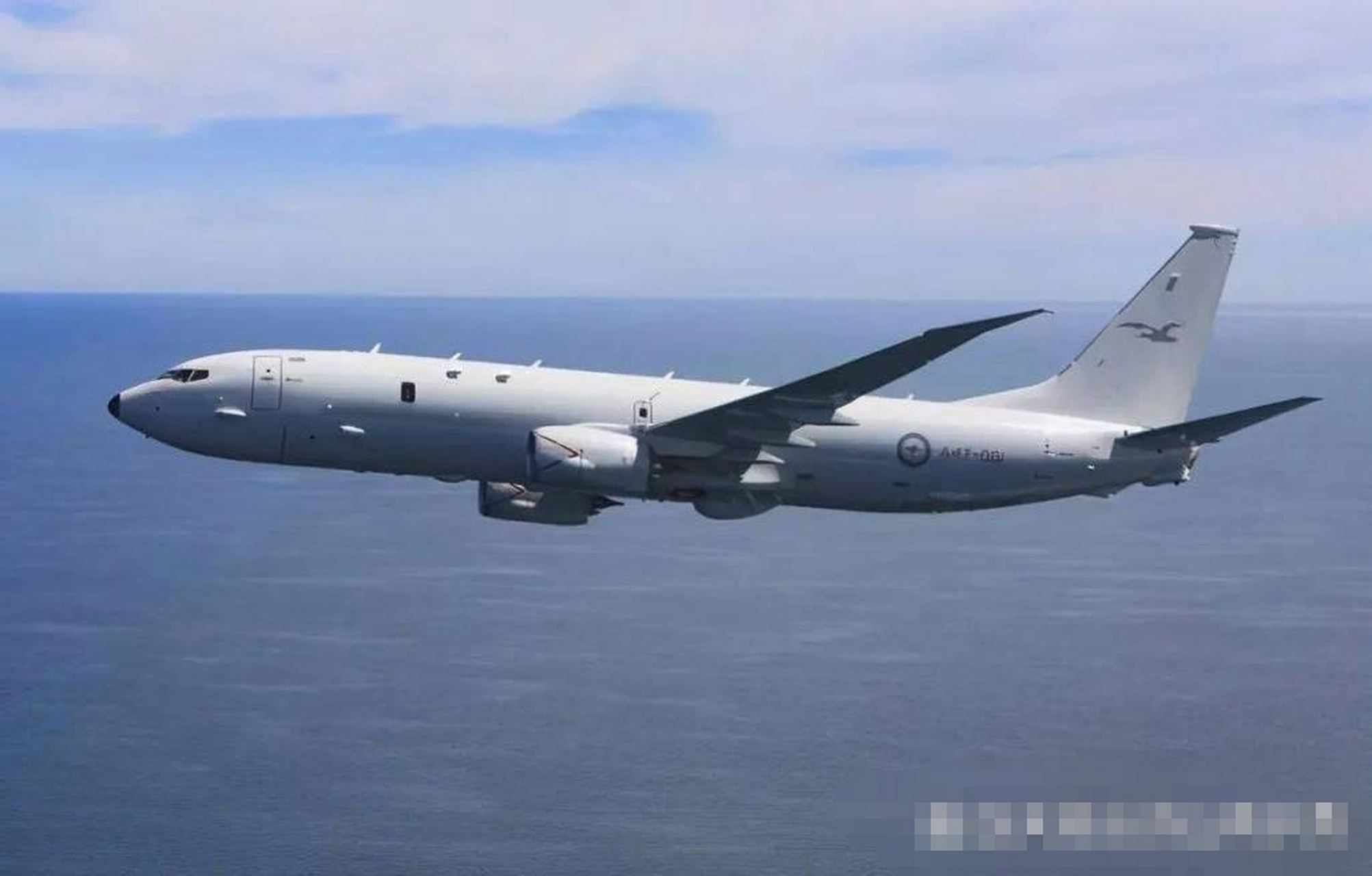 中国战机通过敏感的台湾海峡跟踪美国海军飞机