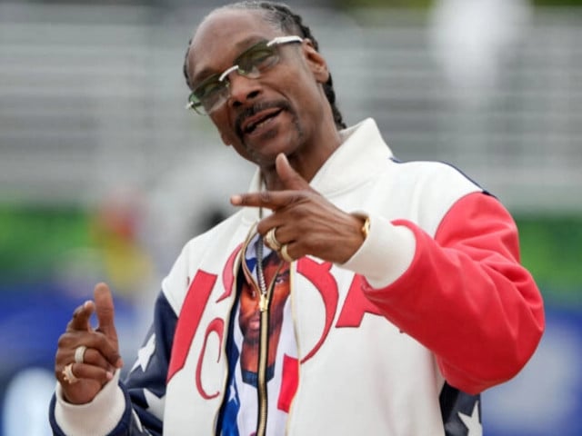 Snoop Dogg与Caeleb Dressel的妻子一起庆祝美国队在巴黎奥运会上获得首枚金牌