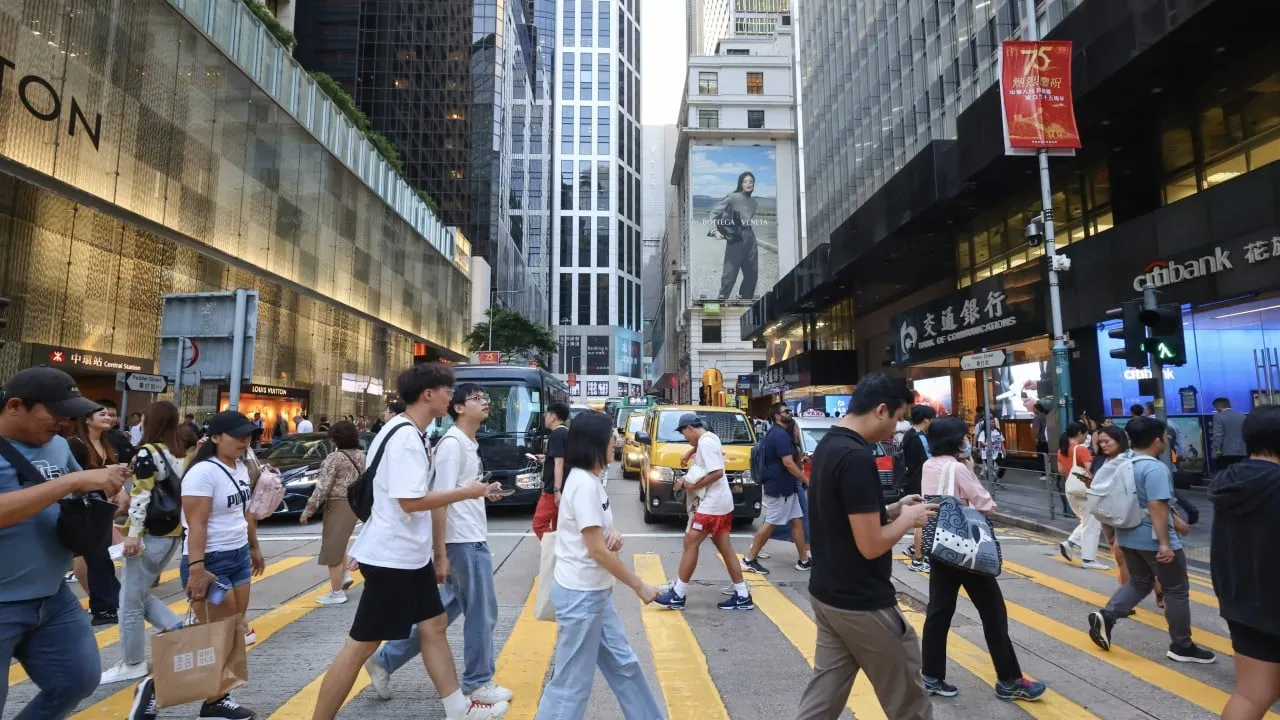 港股下跌,企业财报喜忧参半,中国财政刺激前景堪忧